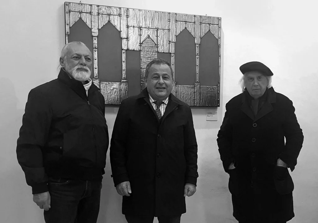 "Iconostasi K" opera donata alla Fondazione CaRi Fano - Collezione Arte Moderna e Contemporanea. nella foto: (al centro) il Presidente della Fondazione Giorgio Cragnola, (a destra) il Curatore della collezione Carlo Bruscia